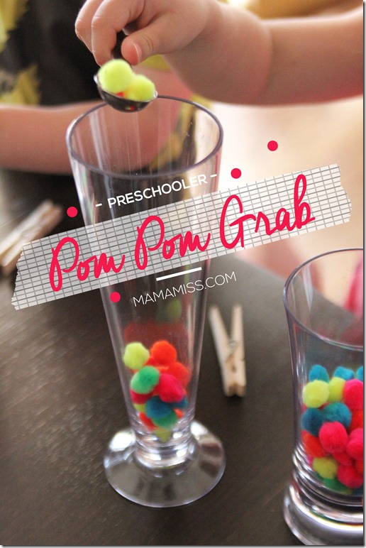 Pom Pom Grab |@mamamissblog #preschool #busybag #finemotorskills