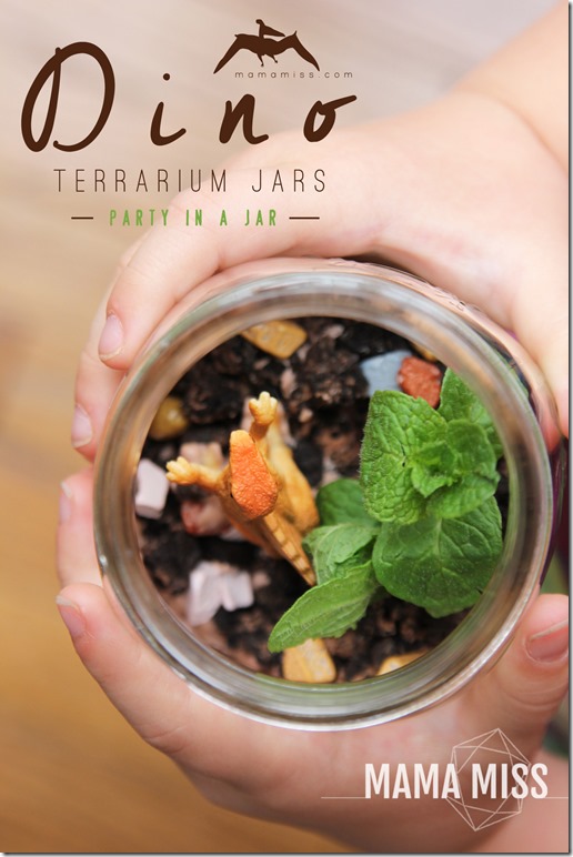 Dino Terrarium Jars | @mamamissblog #PartyInAJar #dinoparty #kidparty #masonjarcrafts