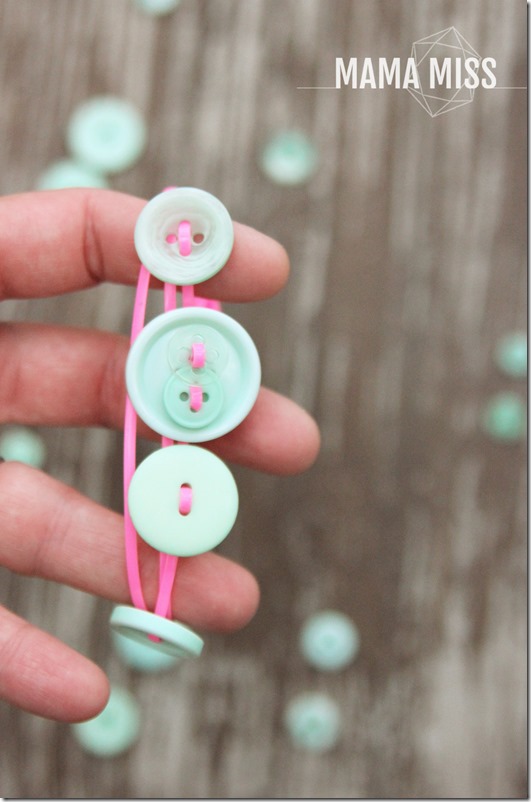 fine motor: Button Bracelet | @mamamissblog #finemotor #buttons #playmatters