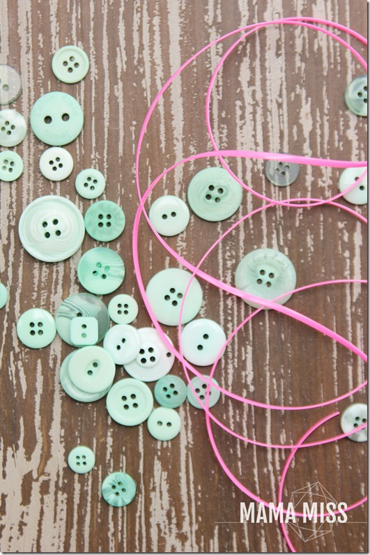 fine motor: Button Bracelet | @mamamissblog #finemotor #buttons #playmatters