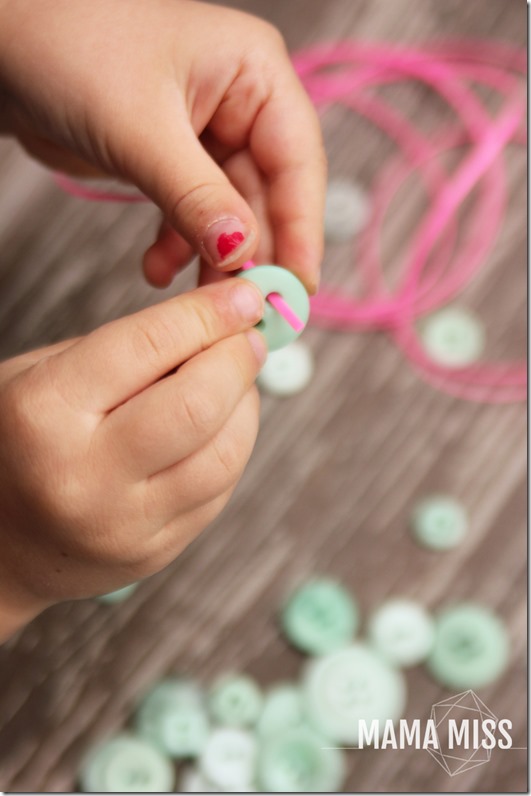 fine motor: Button Bracelet | @mamamissblog #finemotor #buttons #playmatters