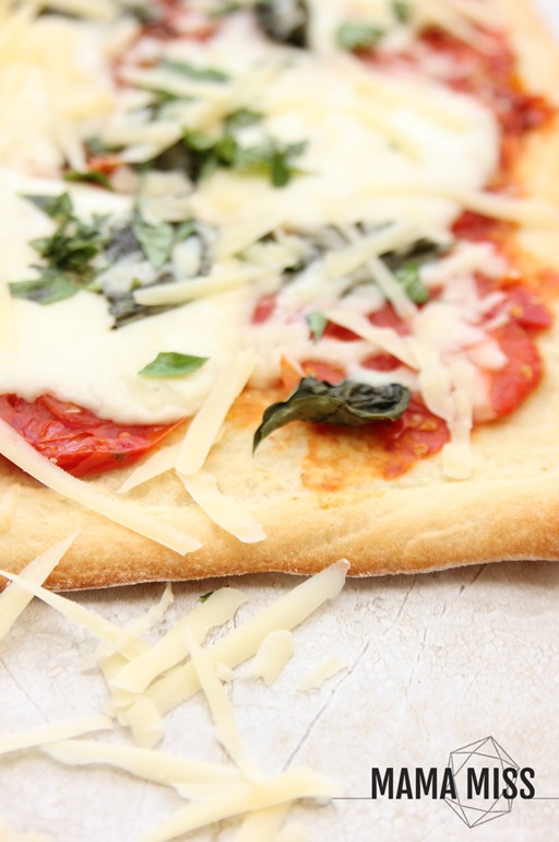 Roasted Tomato-Basil Pizza | @mamamissblog #pizza #dinnerdone #homemade