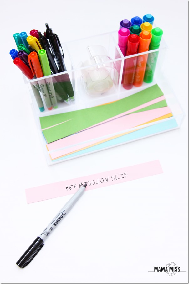 diy classroom: Reminder Bracelets | @mamamissblog #teachergift #backtoschool #sharpie #diy