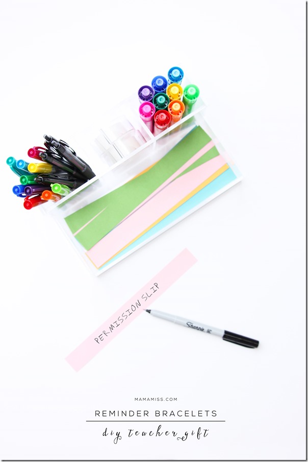 diy classroom: Reminder Bracelets | @mamamissblog #teachergift #backtoschool #sharpie #diy