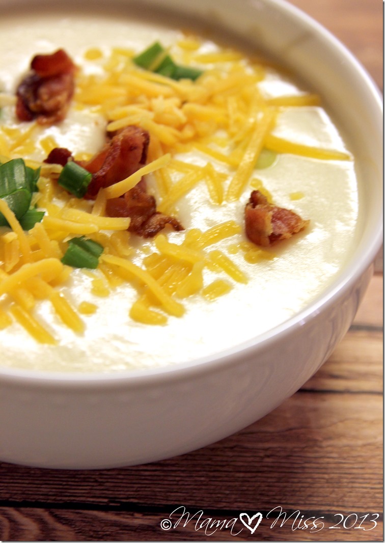 Slow Cooker Baked Potato Soup | @mamamissblog #slowcooker #bakedpotato #soup