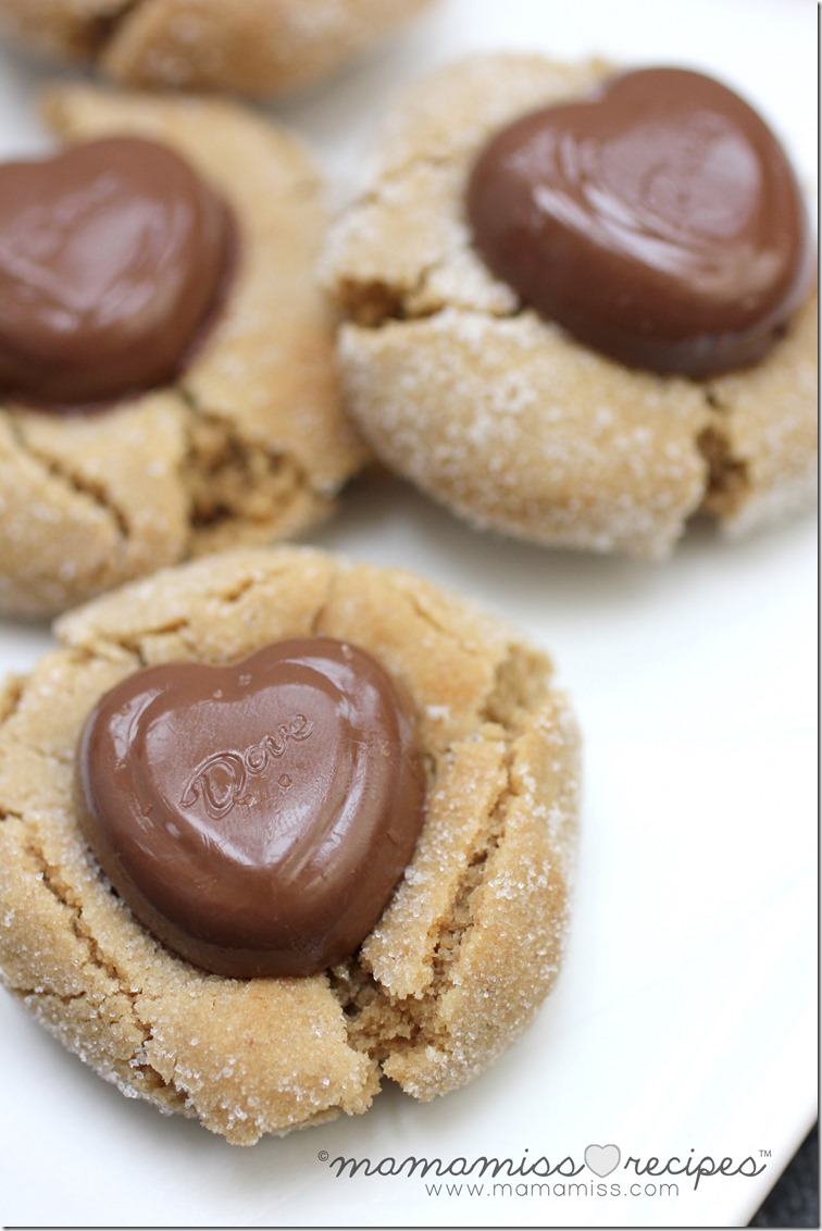 Peanut-Butter and Chocolate Heart Cookies | @mamamissblog #peanutbutter #valentinesdaytreats #classiccookie #dovechocolates