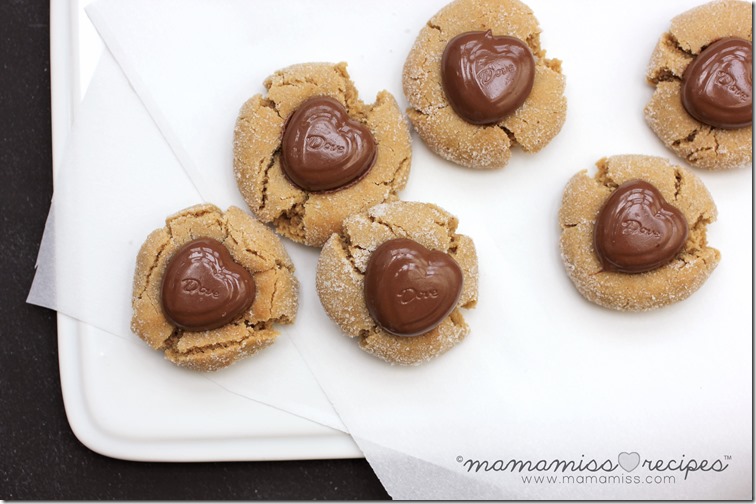 Peanut-Butter and Chocolate Heart Cookies | @mamamissblog #peanutbutter #valentinesdaytreats #classiccookie #dovechocolates