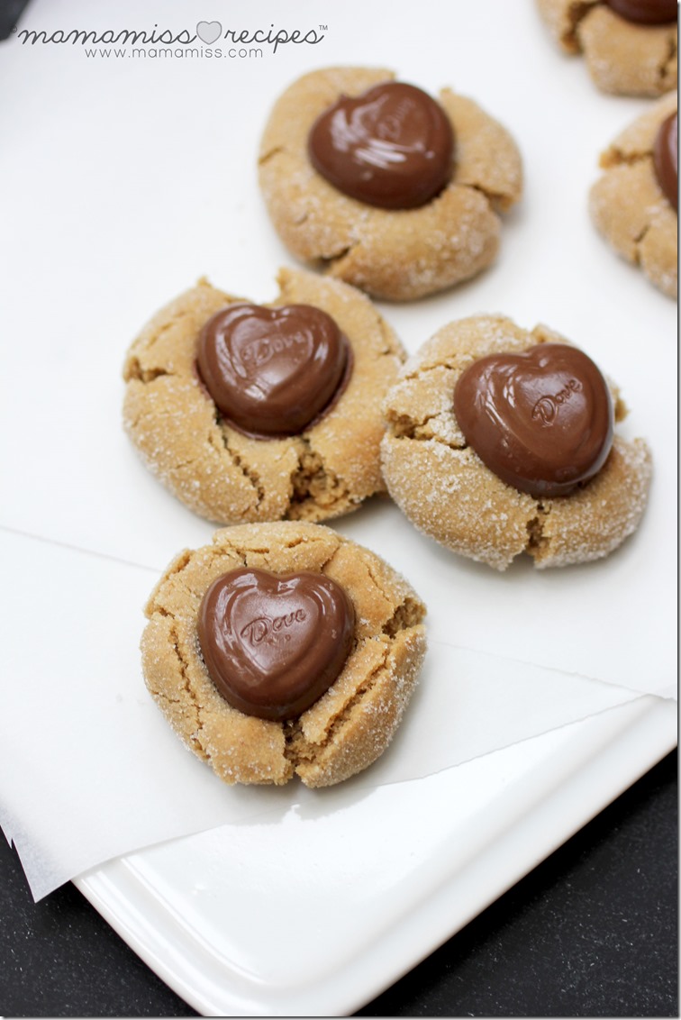 Peanut-Butter and Chocolate Heart Cookies | @mamamissblog #peanutbutter #valentinesdaytreats #classiccookie #dovechocolates