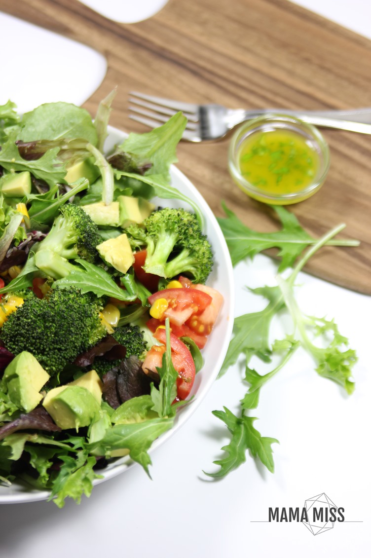 Chocked full of veggies, this veggie salad with lemon honey dressing, will fill your belly and give a healthy punch to your day! | @mamamissblog 