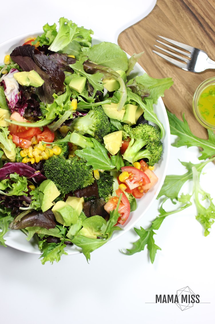 Chocked full of veggies, this veggie salad with lemon honey dressing, will fill your belly and give a healthy punch to your day! | @mamamissblog 