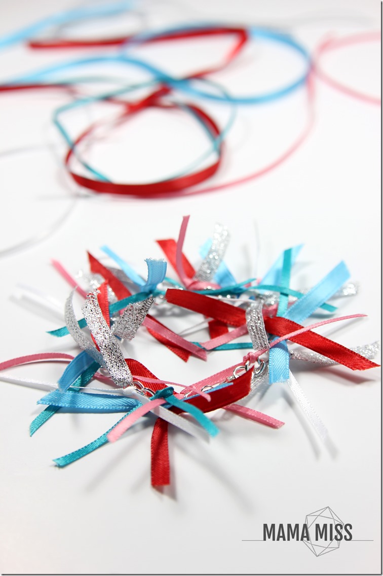 A Cat In The Hat Bracelet -with it’s unique quirkiness, it is a fun little craft to accompany the book! | @mamamissblog #drseuss ‪#‎vbcforkids‬ 