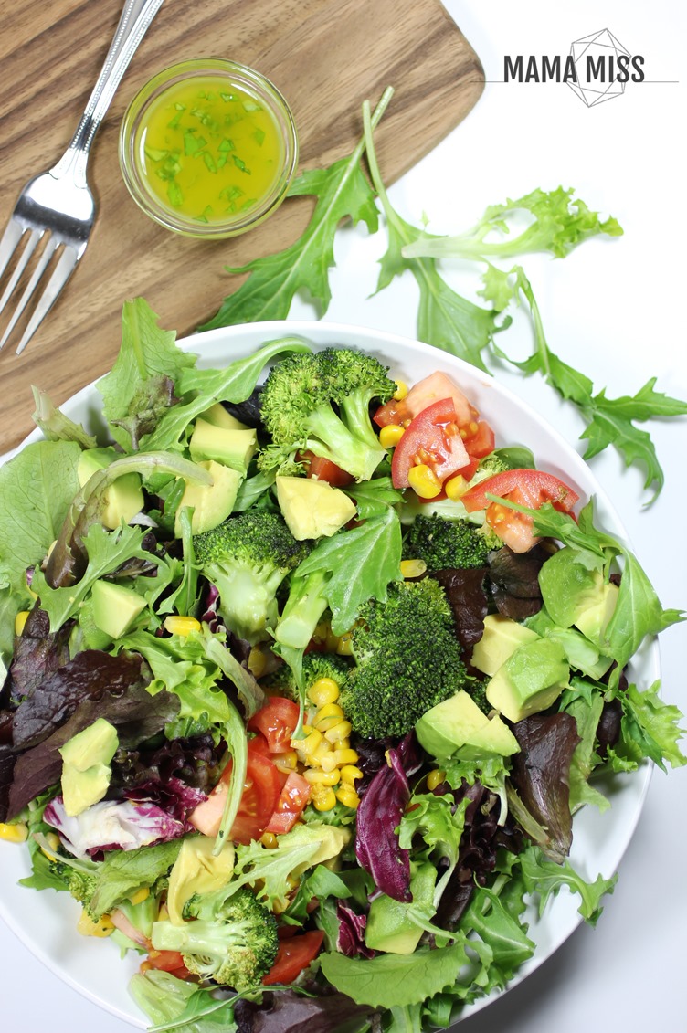 Chocked full of veggies, this veggie salad with lemon honey dressing, will fill your belly and give a healthy punch to your day! | @mamamissblog 