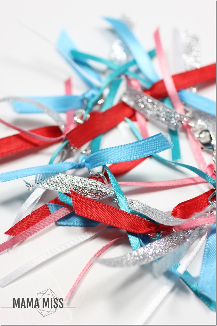 A Cat In The Hat Bracelet -with it’s unique quirkiness, it is a fun little craft to accompany the book! | @mamamissblog #drseuss ‪#‎vbcforkids‬ 