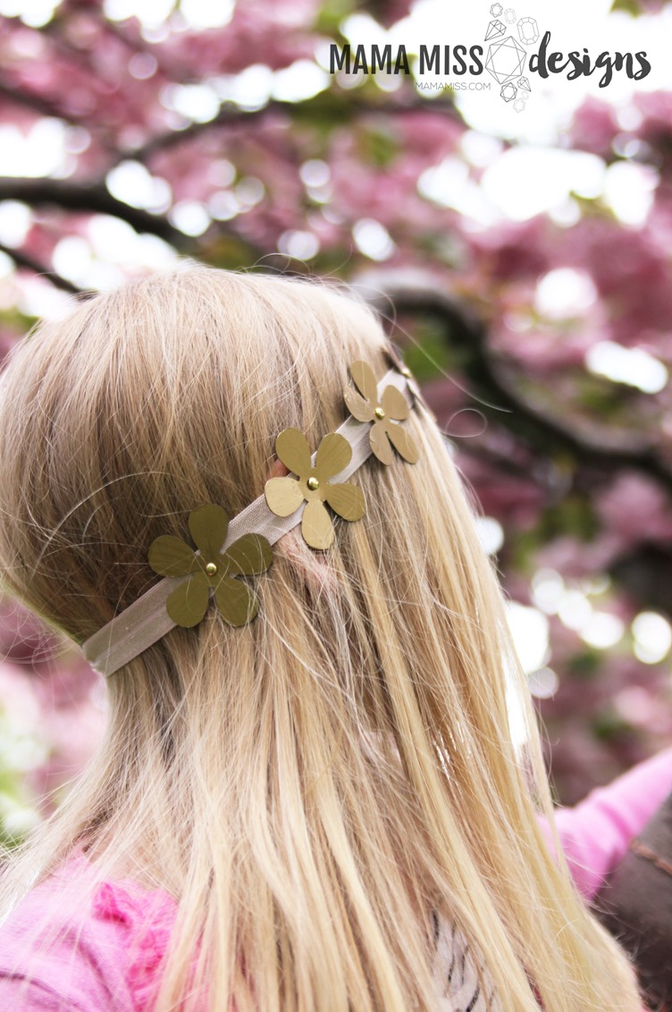 Boho Flower Headband - A fancy little headband for your inner hippie chick using everyday materials on @mamamissblog