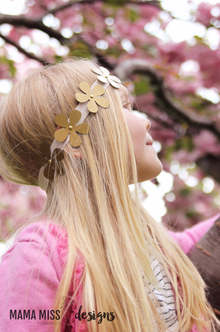 Boho Flower Headband - A fancy little headband for your inner hippie chick using everyday materials on @mamamissblog