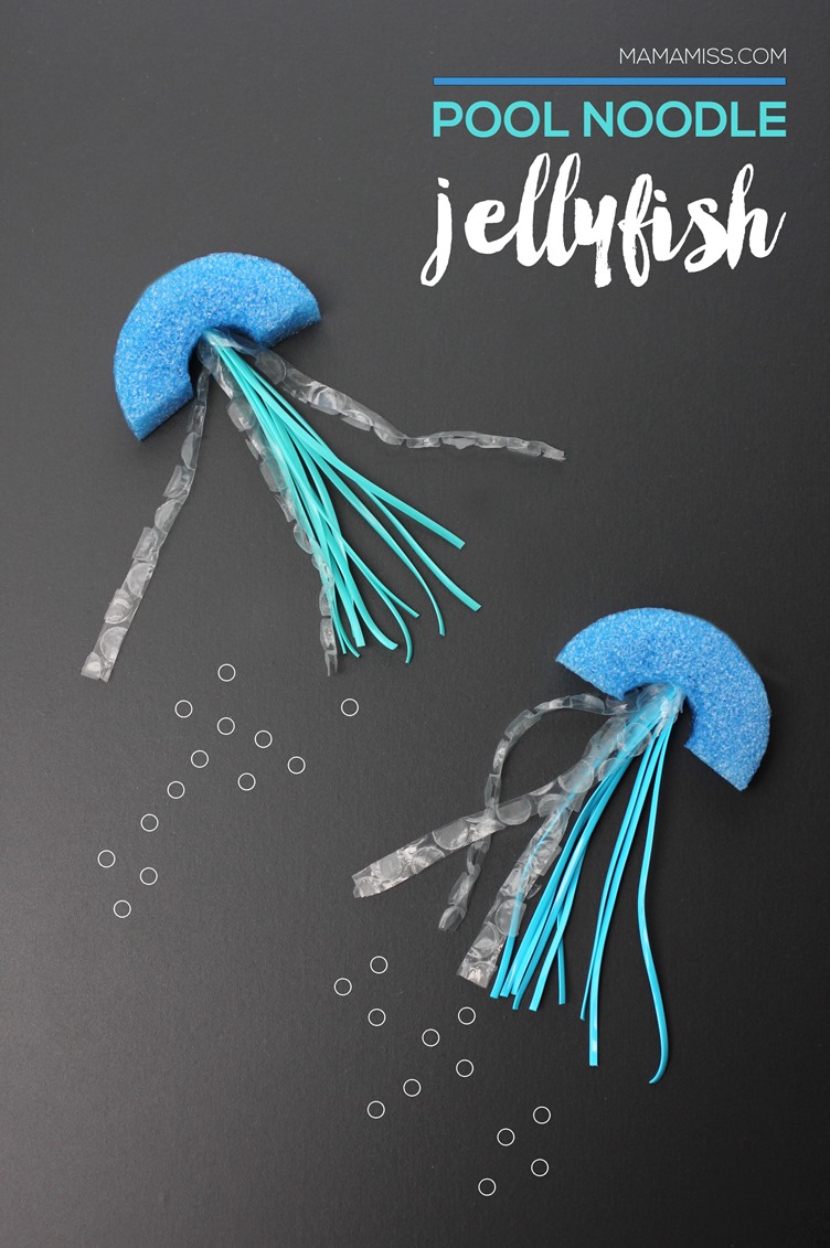 Pool Noodle Jellyfish - a fun summer craft!  | @mamamissblog