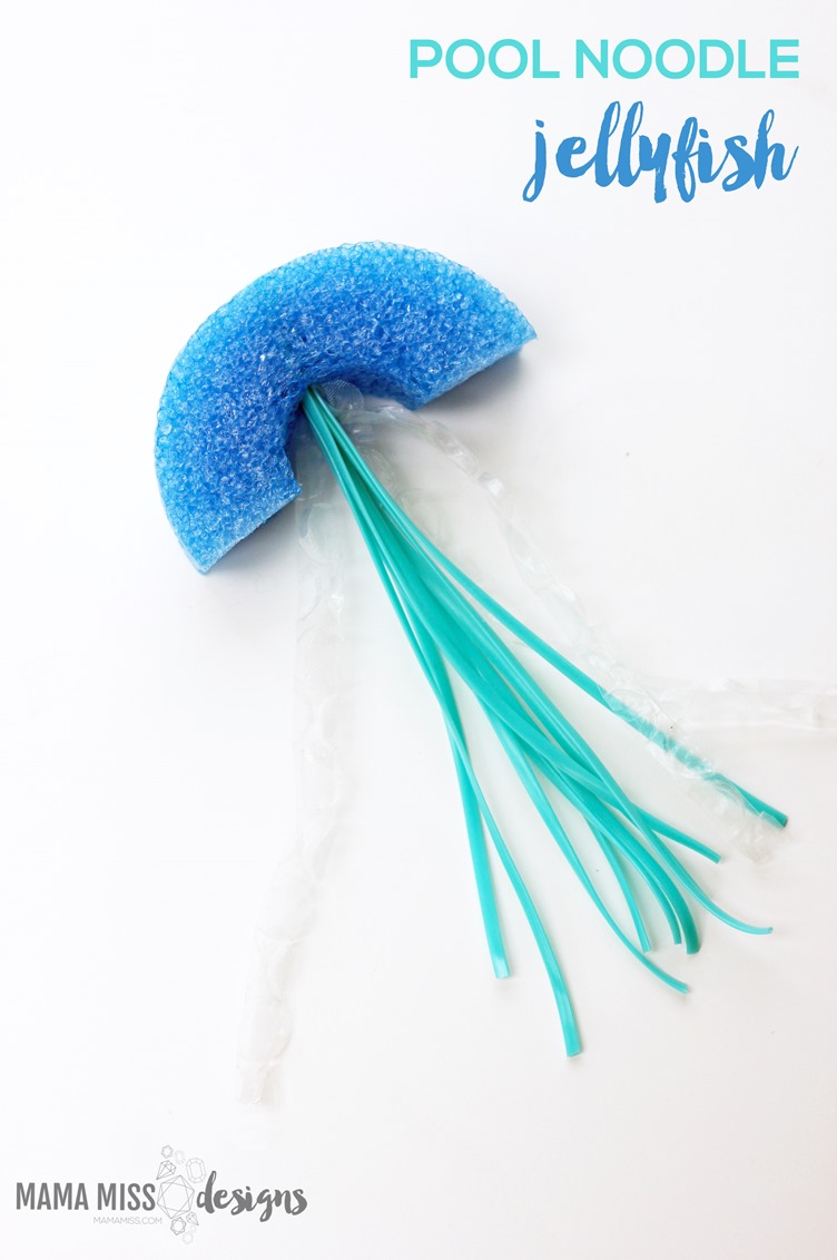 Pool Noodle Jellyfish - a fun summer craft!  | @mamamissblog