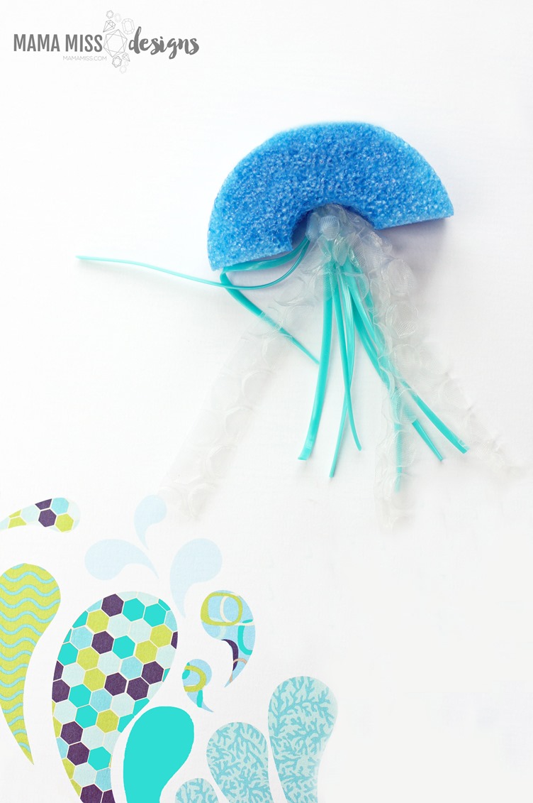 Pool Noodle Jellyfish - a fun summer craft!  | @mamamissblog