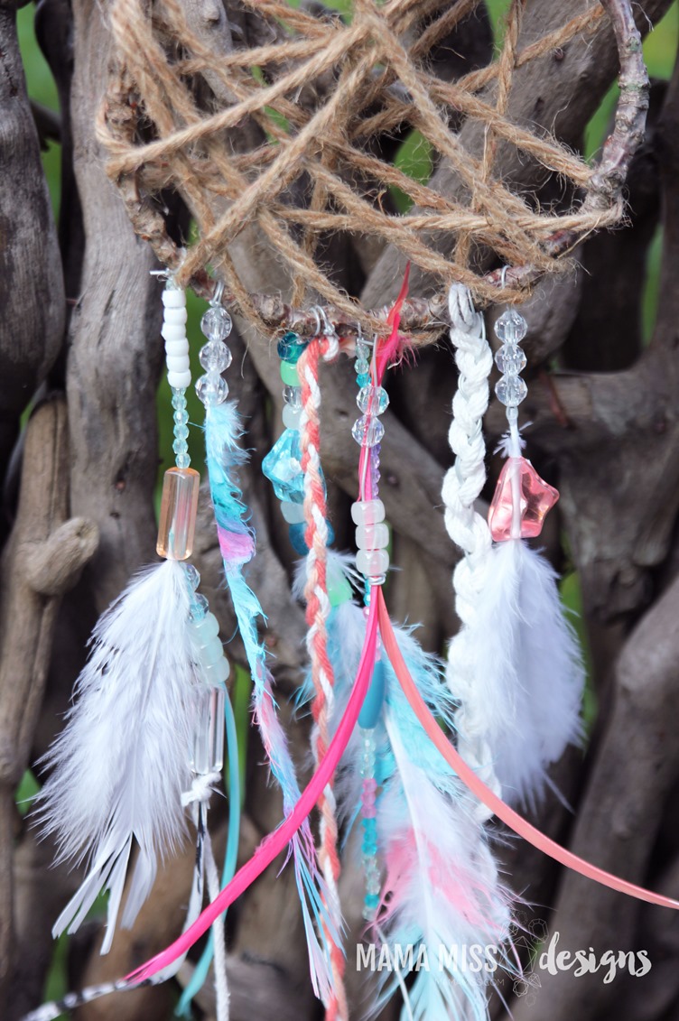 These whimsical Woodland Dream Catchers are sure to help your little one chase away bad dreams. from @mamamissblog