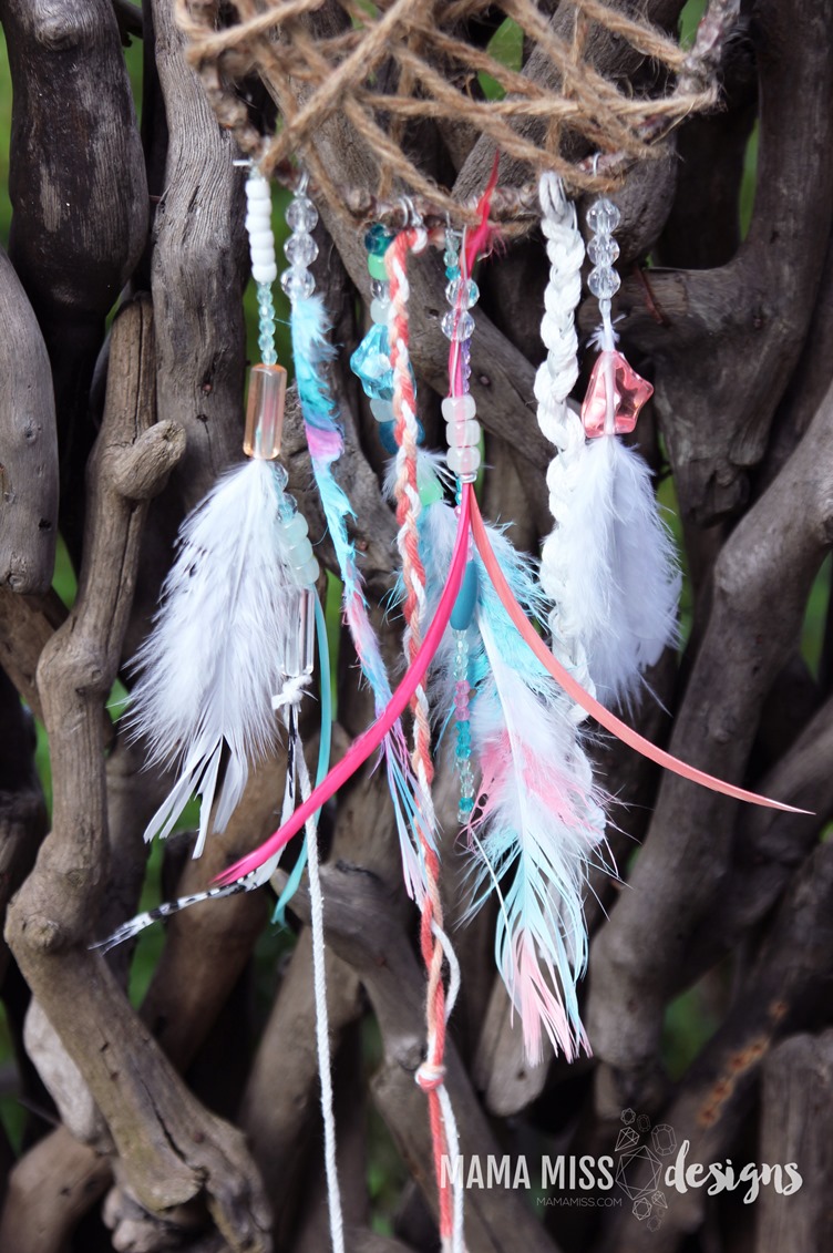 These whimsical Woodland Dream Catchers are sure to help your little one chase away bad dreams. from @mamamissblog