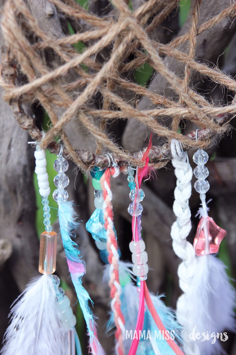 These whimsical Woodland Dream Catchers are sure to help your little one chase away bad dreams. from @mamamissblog