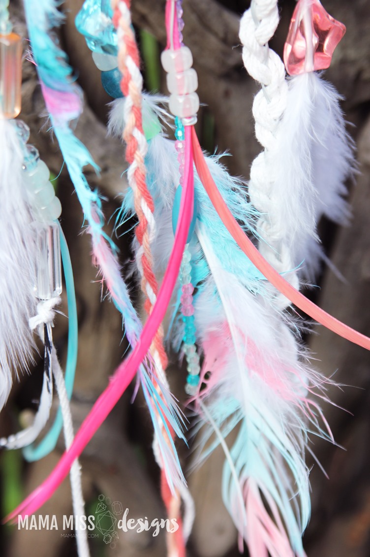 These whimsical Woodland Dream Catchers are sure to help your little one chase away bad dreams. from @mamamissblog