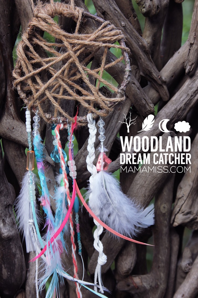 These whimsical Woodland Dream Catchers are sure to help your little one chase away bad dreams. from @mamamissblog