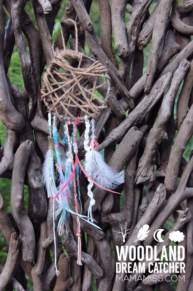 These whimsical Woodland Dream Catchers are sure to help your little one chase away bad dreams. from @mamamissblog