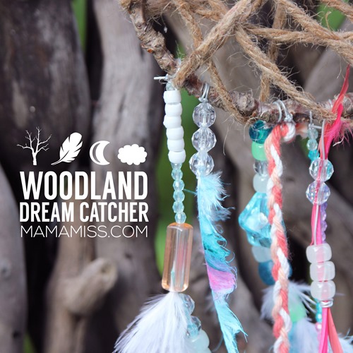 These whimsical Woodland Dream Catchers are sure to help your little one chase away bad dreams. from @mamamissblog